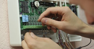 Монтаж аварийных сигнализаций от 3100 руб. в Крымске
